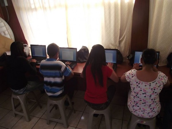 Estudiantes del proyecto la Pedrera, aprendiendo computación.