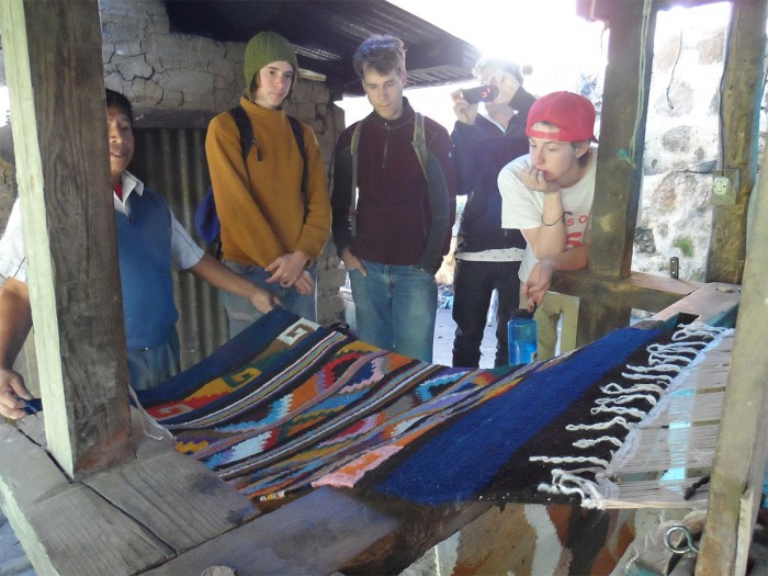 Clase de tejido a estudiantes de español Casa Xelajú, Guatemala.