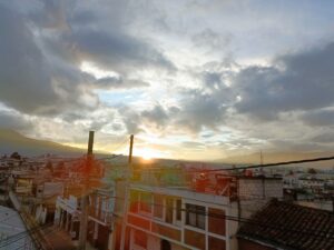 Amaneceres y atardeceres hermosos desde el balcón del apartamento #4
