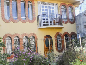Vista frontal de la casa
