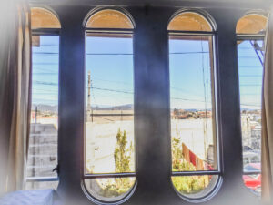 Ventanas de la habitación con vista a la ciudad