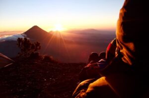 Vista del amanecer desde la cima del volcán Santa María, Quetzaltenango